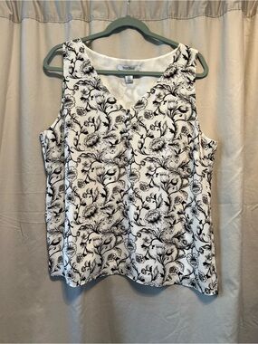 White House Black Market White & Black Floral V-Neck Sleeveless Tunic